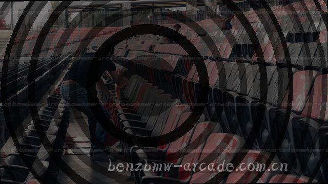 手持流程指引卡片，微笑着指向下一步操作。